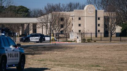 Vehículos de la policía a la entrada de la sinagoga de Colleyville, Texas.