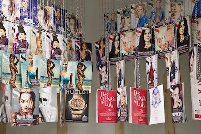 Decoración del espacio con revistas de S Moda.