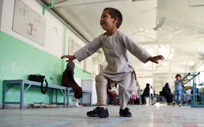 Ahmad Sayed Rahman, un niño afgano de cinco años que perdió su pierna derecha durante un fuego cruzado, baila con su pierna protésica en el hospital del Comité Internacional de la Cruz Roja (CICR), en Kabul. 