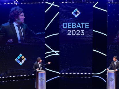 Javier Milei y Sergio Massa durante el tercer debate presidencial a una semana de las elecciones argentinas.