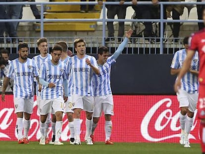 Los jugadores del M&aacute;laga celebran el gol de Juanmi. 