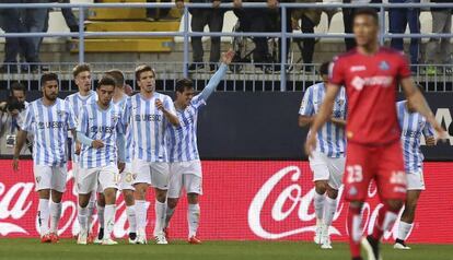 Los jugadores del Málaga celebran el gol de Juanmi.