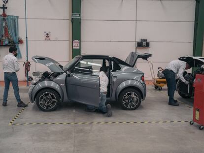 Un automóvil eléctrico de la marca mexicana Zacua durante el proceso de ensamblaje, en la línea de producción de su fábrica en la ciudad de Puebla (México), el pasado 3 de agosto.