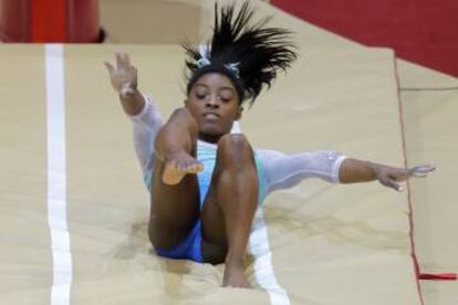 Simone Biles se cae en el ejercicio de potro.