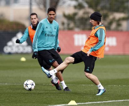 Luka Modric junto a Varane en el entrenamiento de este domingo.