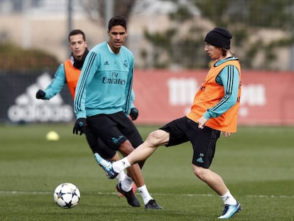 Luka Modric junto a Varane en el entrenamiento de este domingo. 