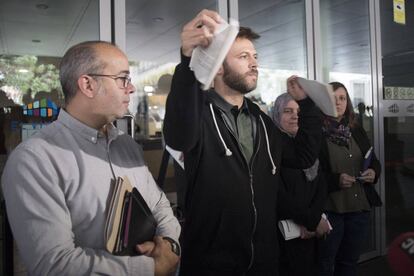 Concejales del Ayuntamiento de Badalona rompen el auto del juez.