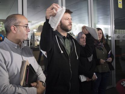 Regidors de l'Ajuntament de Badalona estripen la interlocutòria del jutge.