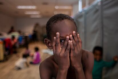 Un niño protege su identidad en una de las habitaciones del centro de emergencia de El Sebadal, en Las Palmas.