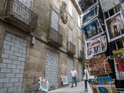 Edificio hist&oacute;rico tapiado por una promotora en el casco viejo de Santiago.