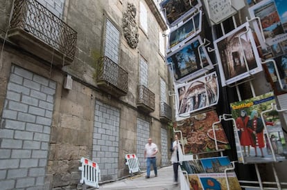 Edificio hist&oacute;rico tapiado por una promotora en el casco viejo de Santiago.