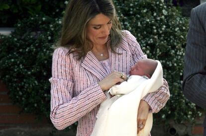 La infanta Sofía, en brazos de la reina Letizia el día de su presentación ante los medios.