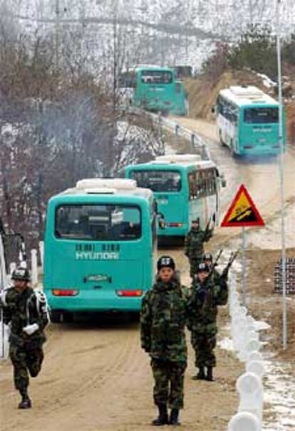 Soldados surcoreanos montan guardia en la zona desmilitarizada.