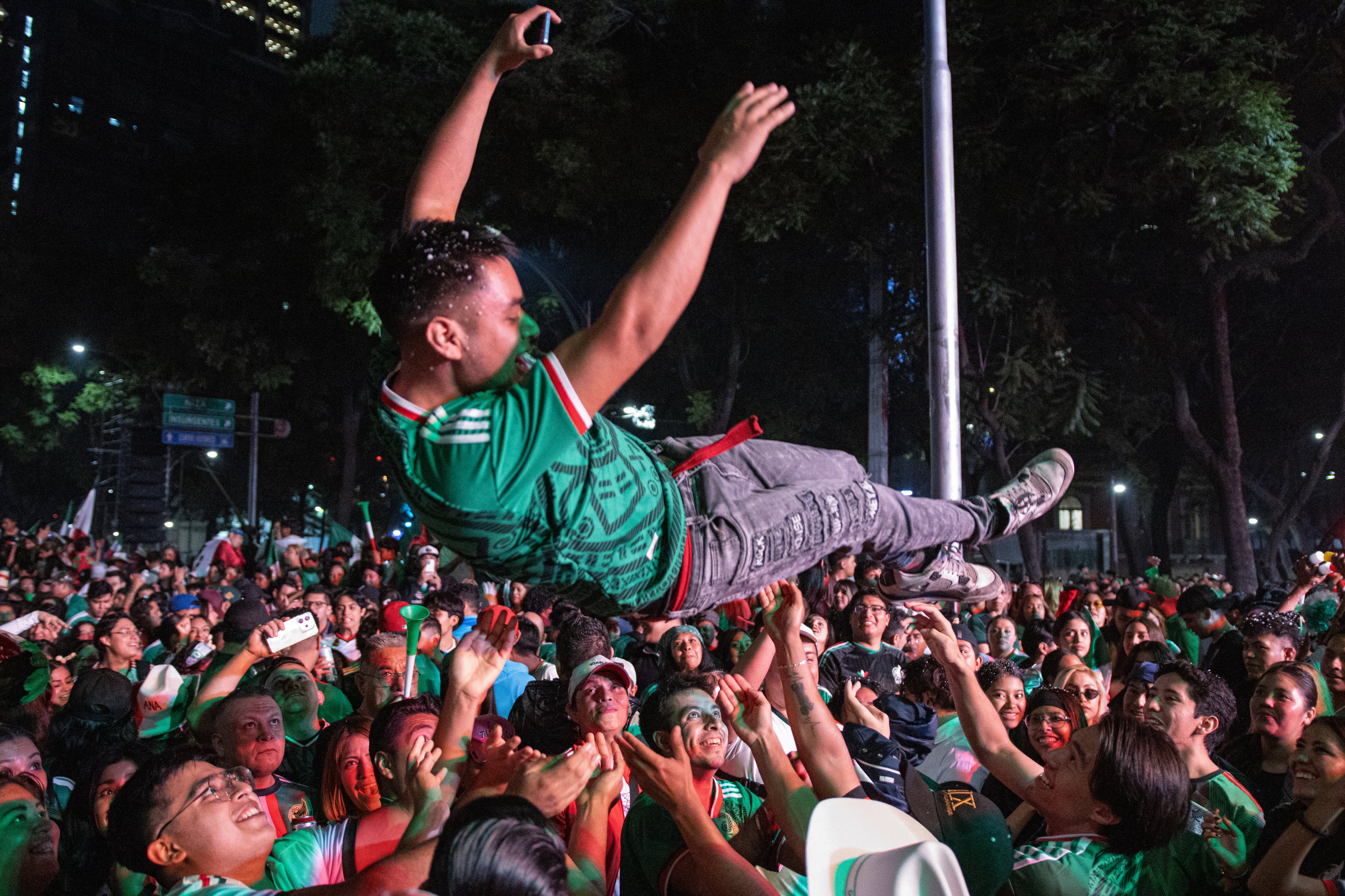 Festejos en el Ángel de la Independencia, este viernes.