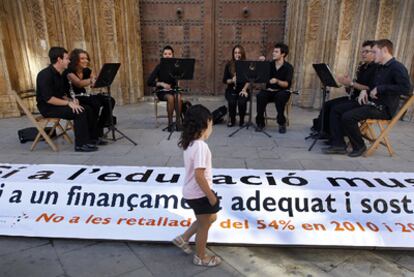 Siete estudiantes del Centro de Música de Alaquàs deleitaron a los viandantes con piezas para clarinete ante la puerta gótica de la catedral de Valencia.