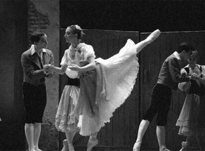 Arantxa Argüelles y el Ballet Lírico Nacional, en <i>La fille mal gardée</i>, en 1990. Eran los últimos días del ballet clásico en España.