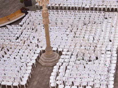 La plaça Major de Tàrrega amb les cadires que representen les dones assassinades per violència de gènere.