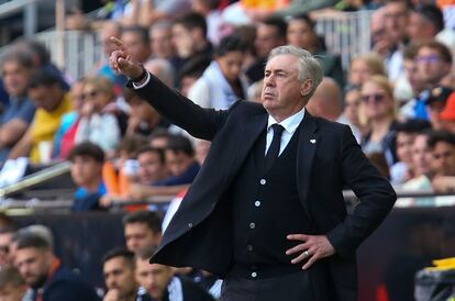 Carlos Ancelotti se dirige a sus jugadores, durante un partido contra en Valencia, el 21 de mayo.