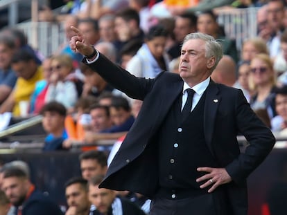 Carlos Ancelotti se dirige a sus jugadores, durante un partido contra en Valencia, el 21 de mayo.