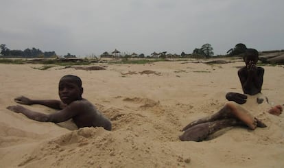 Niños jugando en la orilla del río Congo a su paso por Brazzaville.