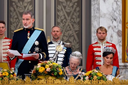 El rey Felipe pronuncia unas palabras durante la cena de gala que la reina Margarita de Dinamarca ofrece a los reyes en el Palacio de Christiansborg.