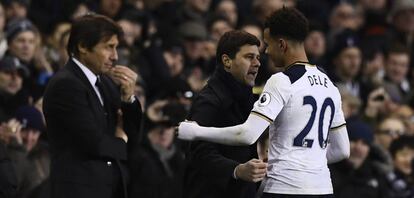 Pochettino, entrenador del Tottenham, felicita a Dele Alli ante Antonio Conte, técnico del Chelsea.