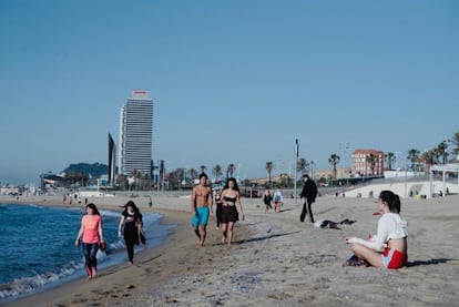 Aspecto de la playa del Bogatell de Barcelona, este viernes por la mañana.