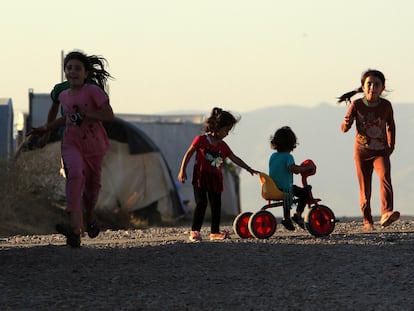 Niños yazidíes desplazados, que huyeron de la ciudad de Sinyar, juegan en un campo de acogida a las afueras de Duhok, en julio de 2019