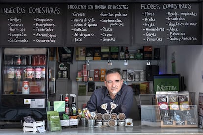Alberto Pérez en su puesto de venta de insectos en el mercado de Ruzafa, en Valencia. 
