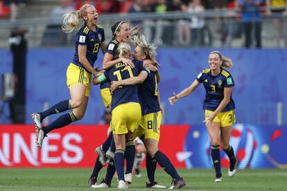 Jugadoras del equipo de Suecia celebrando su victoria frente al equipo alemán.