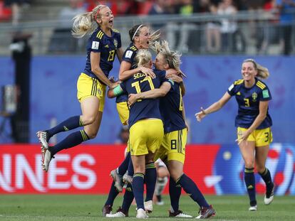 Jugadoras del equipo de Suecia celebrando su victoria frente al equipo alemán.
