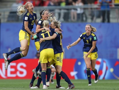 Jugadoras del equipo de Suecia celebrando su victoria frente al equipo alemán.