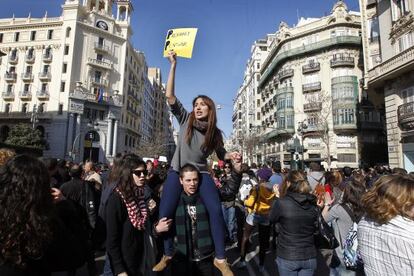 Los estudiantes se han concentrado de nuevo junto a las puertas del instituto Lluís Vives.