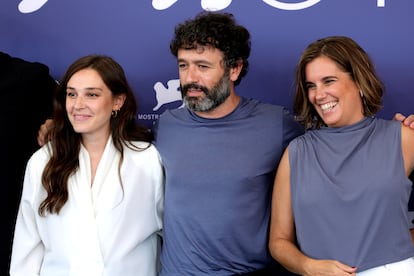 Parte del equipo de 'Los años nuevos' atendiendo a la prensa la mañana de este martes en el Festival de Venecia. De izquierda a derecha: Sandra Romero, Rodrigo Sorogoyen y Sara Cano.