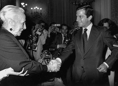 La legalización del PCE supuso la piedra de toque de aquella incipiente democracia liderada por el Rey Juan Carlos y su presidente del Gobierno Adolfo Suárez a quien vemos en la imagen saludando a Dolores Ibárruri, 'La Pasionaria', en la primera sesión de las Cortes democráticas.