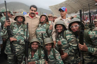 Nicol&aacute;s Maduro se fotograf&iacute;a con militares venezolanas. 