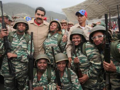 Nicol&aacute;s Maduro se fotograf&iacute;a con militares venezolanas. 