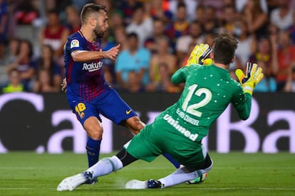 Goleiro Elias Martello defende ataque o do Barça: goleiro da Chapecoense foi um dos destaques do jogo.