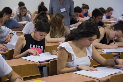 Alumnes fent la selectivitat, aquest dimarts.