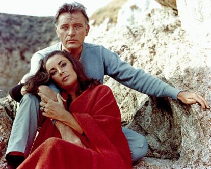 Richard Burton y Elizabeth Taylor, en 1965.