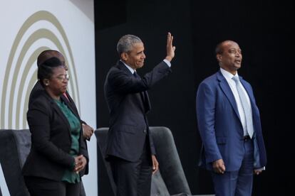 O ex-presidente dos Estados Unidos Barack Obama acena ao público ao chegar à conferência que comemorou o centenário de Nelson Mandela em Joanesburgo, na África do Sul, nesta terça-feira