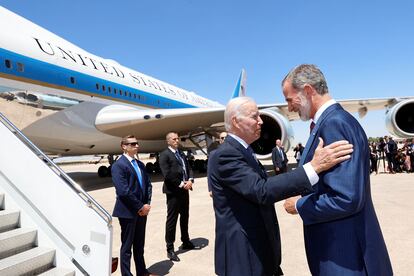 Felipe VI y el presidente Biden charlan a pie de pista en la base aérea de Torrejón de Ardoz, en Madrid, este martes.