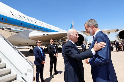 Felipe VI y el presidente Biden charlan a pie de pista en la base aérea de Torrejón de Ardoz, en Madrid, este martes.