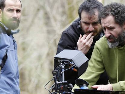 Los directores Aitor Arregi y Jon Garaño durante el rodaje de 'Handia'.