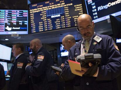 Operadores de Bolsa en el parqu&eacute; de Wall Street.