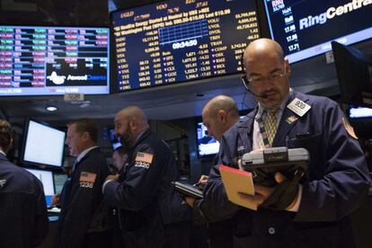 Operadores de Bolsa en el parqu&eacute; de Wall Street.