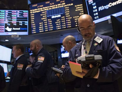 Operadores de Bolsa en el parqu&eacute; de Wall Street.