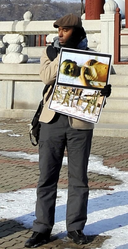 Aijalon Mahli Gomes, en una protesta contra el régimen de Pyongyang.