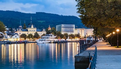 El lago Constanza y, al fondo, el edificio del museo Kunsthaus, en la ciudad de Bregenz (Austria).