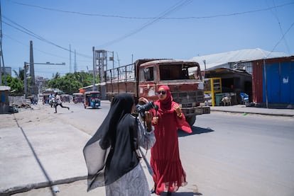 Dos de las reporteras de Bilan, Shurki Mohamed Abdi (con pañuelo negro) y Farhi Mohamed Hussien (con vestido rojo), trabajando en una calle de Mogadiscio.